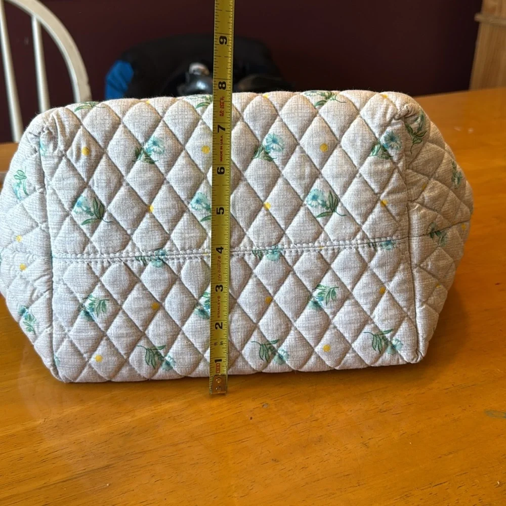 Vintage Vera Bradley. 2 handles, zipper close. 2 pocket inside. Never used - Picture 5 of 16